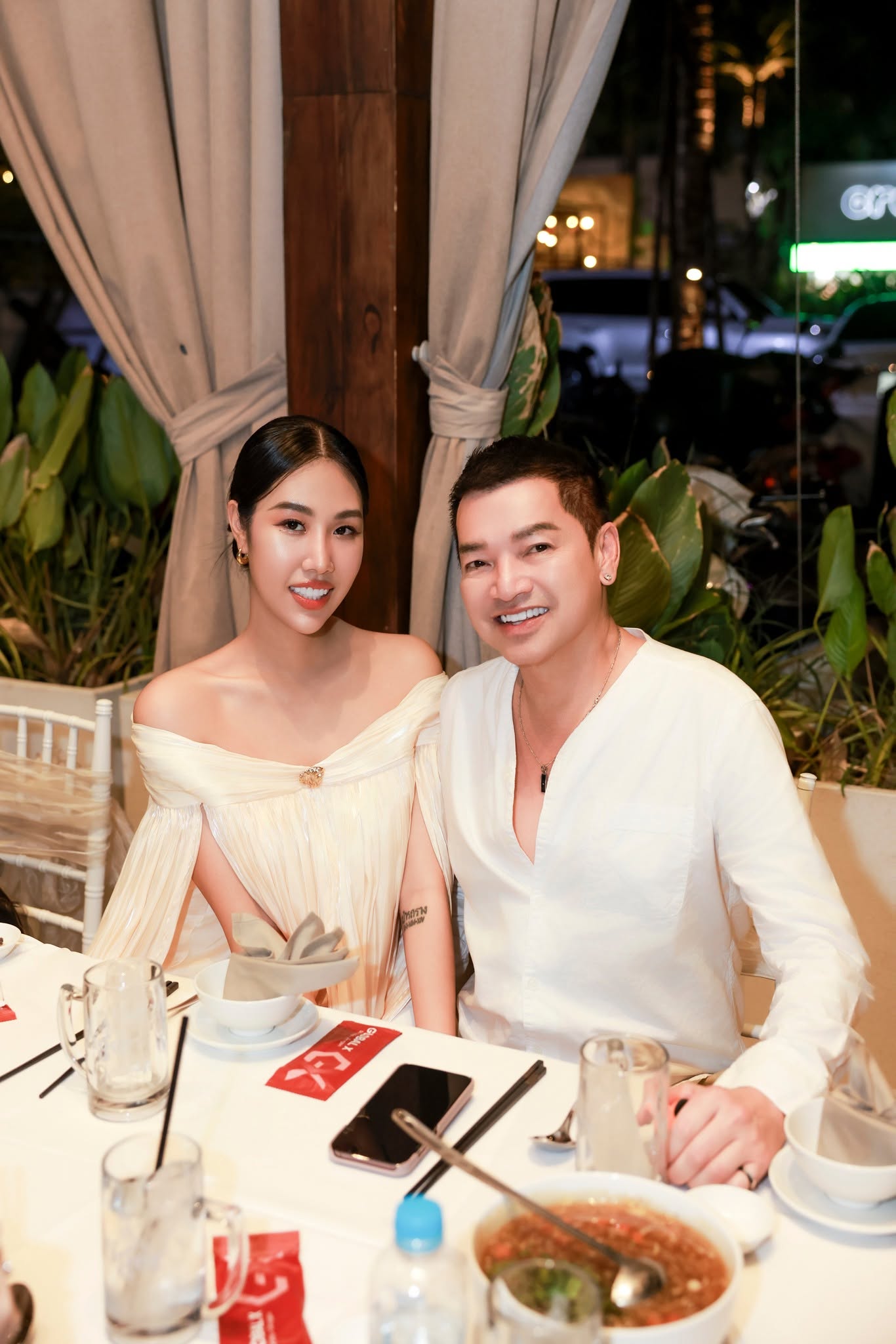 Chuyến đi của nghệ sĩ Quang Minh và vợ kém 37 tuổi