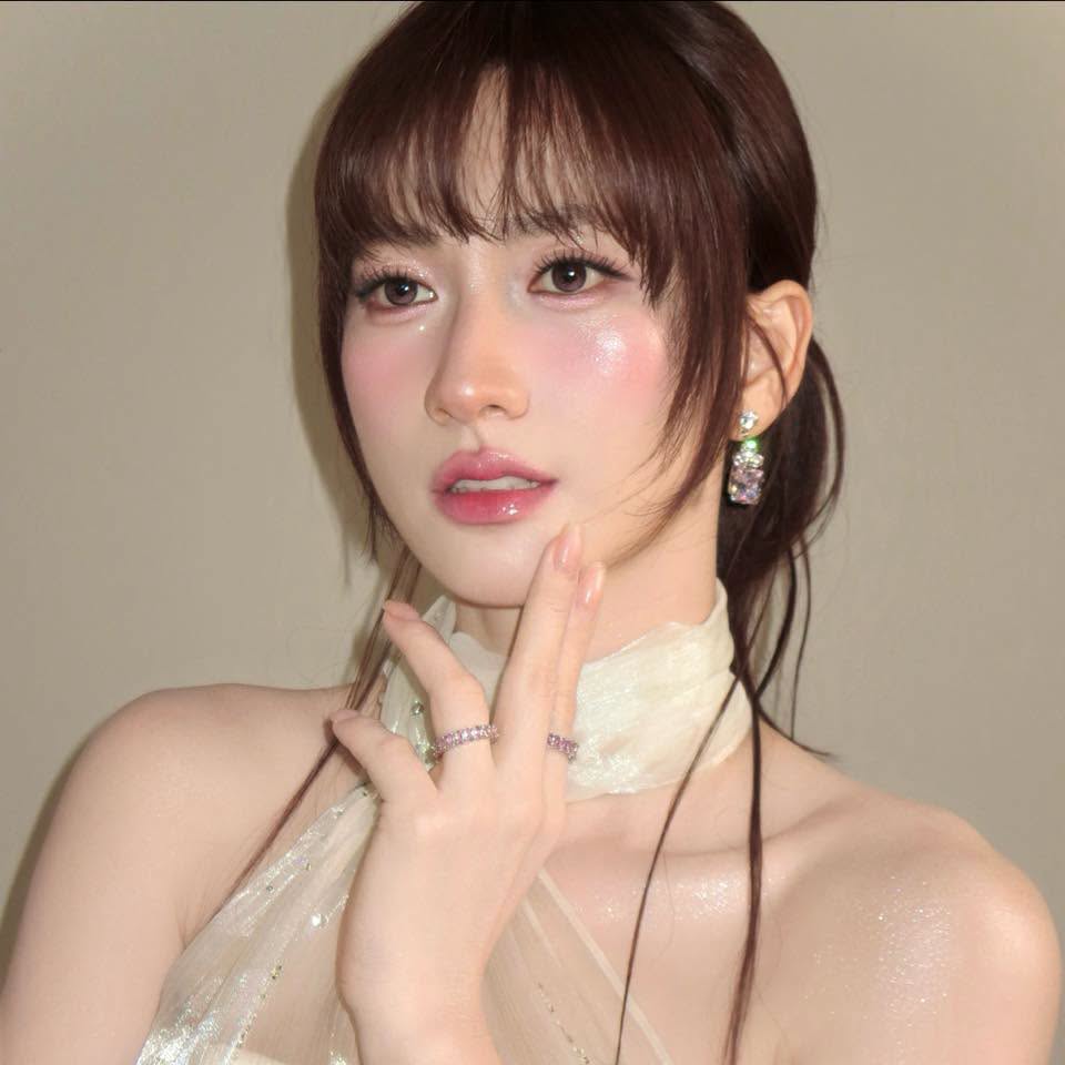 Vbiz có 1 đoá hoa càng bị đời vùi dập càng nở rộ, ông trời có thể lấy tất cả nhưng nhan sắc thì không