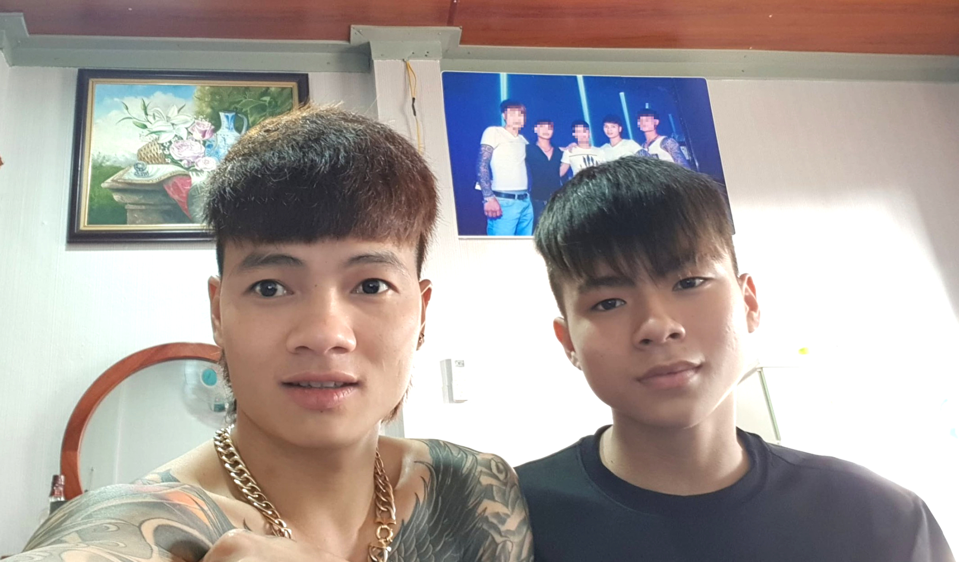 Phạm Tuấn (phải) được biết đến là đàn em của Khá Bảnh (trái) (Ảnh: FBNV/TTO)