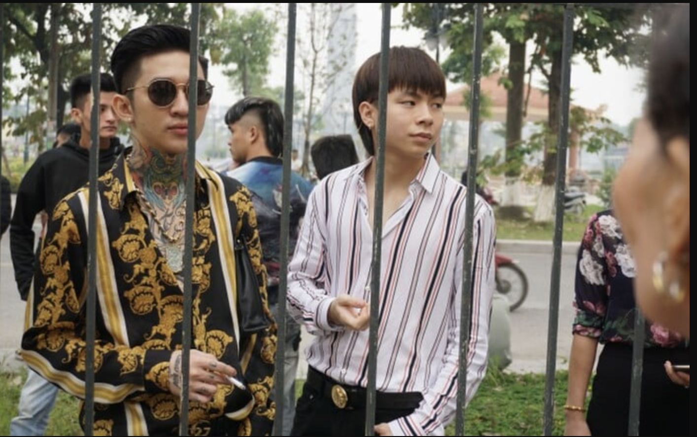 Hoàng tử gió (bên trái) tại phiên toà của Khá