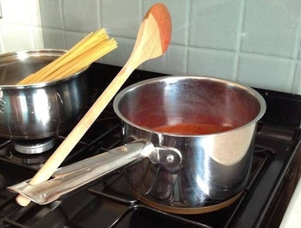 Vì sao nồi, chảo có 1 lỗ tròn trên tay cầm?