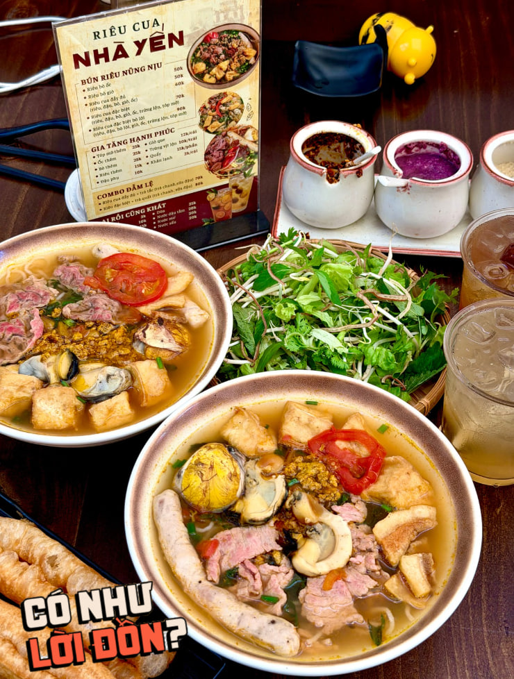 Quán bún riêu ngày hết cả trăm tô: Giò tai 
