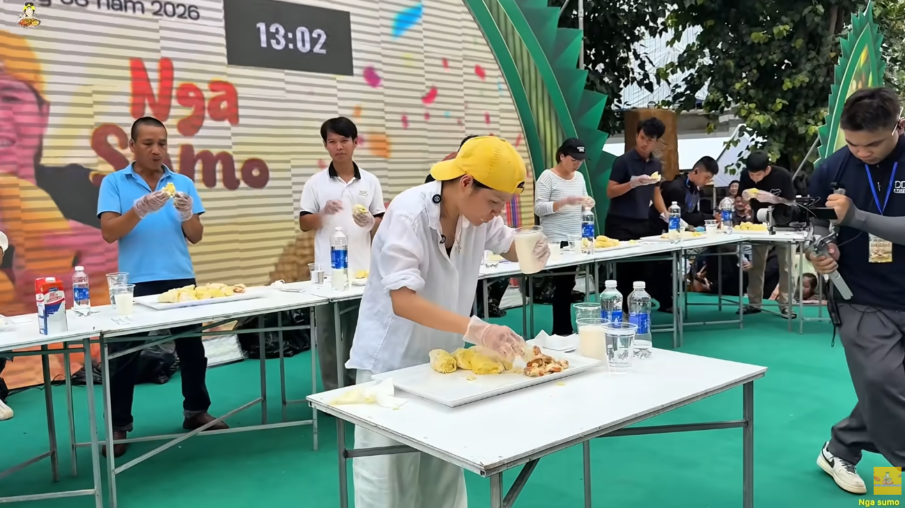 Nga Sumo tại lễ hội sầu riêng (Ảnh cắt từ clip)