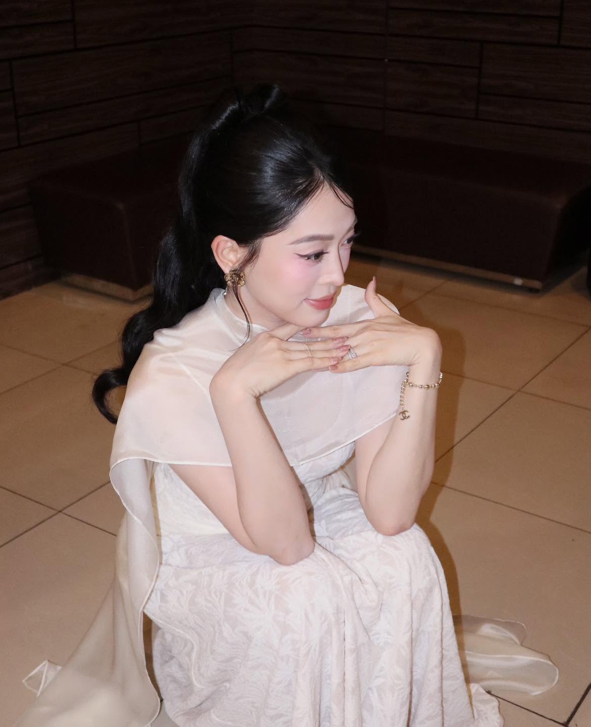 Mỹ nhân Vbiz cưới mối tình đầu: Lấy chồng xong ngày càng nhuận sắc, style đơn giản mà quá sang