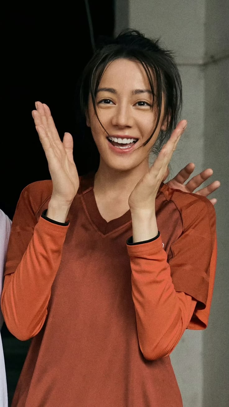 Màn thể hiện của Địch Lệ Nhiệt Ba ở Đội Bóng Nữ Thiếu Lâm nhận nhiều lời khen.