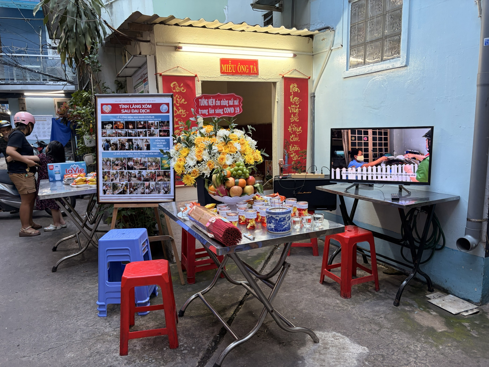 Lễ giỗ được tổ chức trong con hẻm nhỏ (Ảnh: Di Anh)