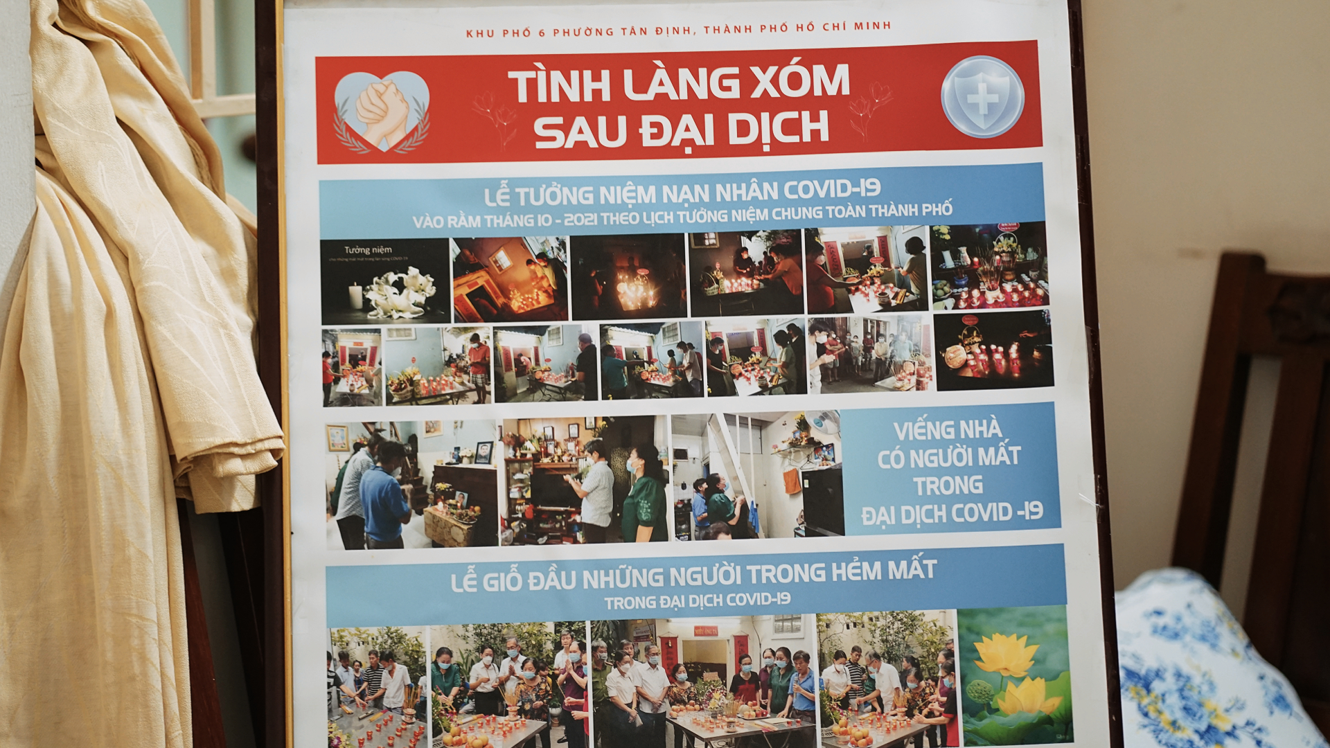Tấm bảng ghi lại hình ảnh về tình làng nghĩa xóm sau đại dịch (Ảnh: Di Anh)