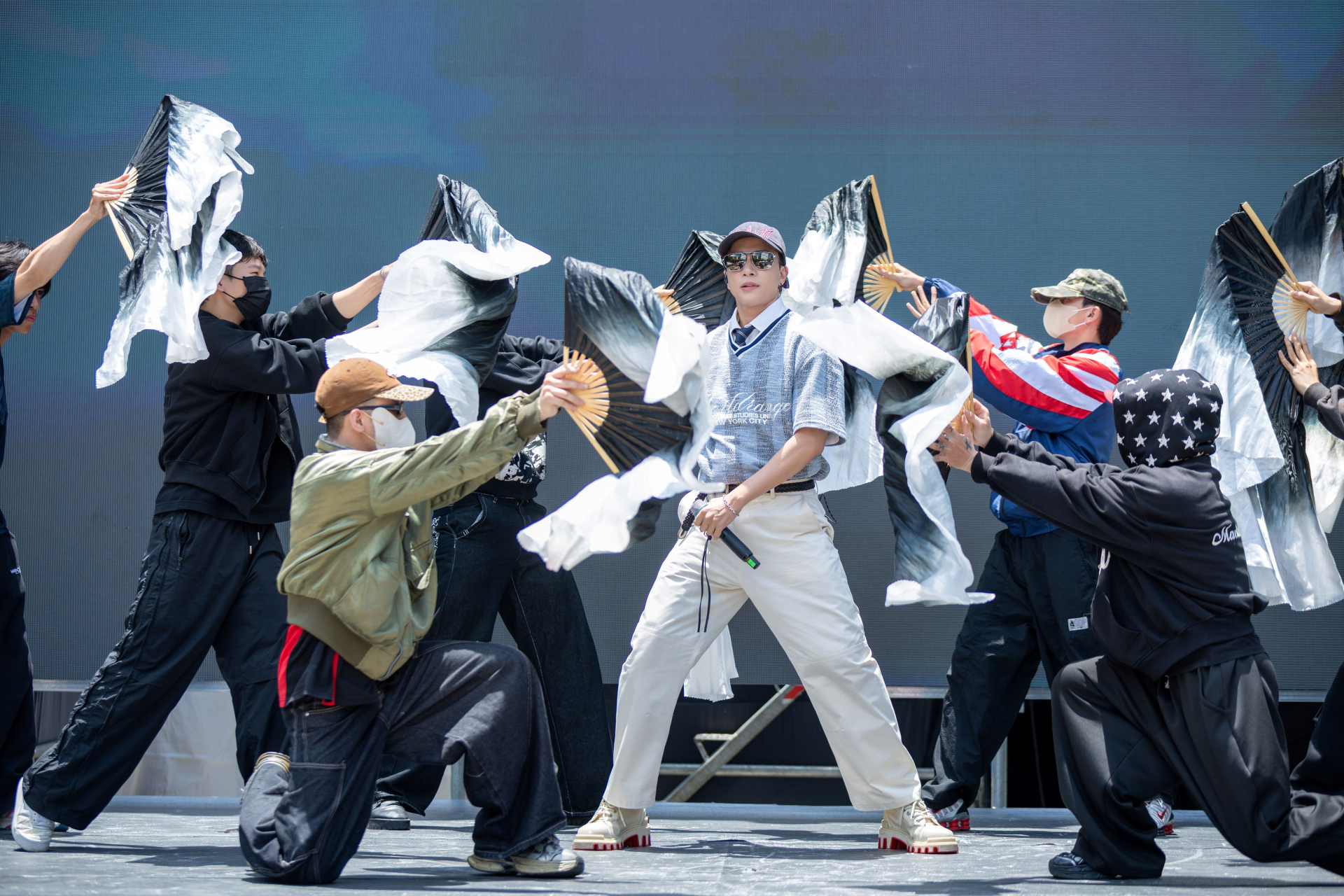 S.T Sơn Thạch hứa hẹn mang đến những tiết mục khó mà rời mắt tại WeYoung Stage