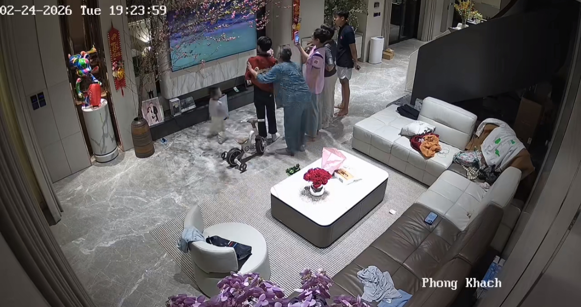 Tháng 2 vừa qua, cô cũng đăng tải hình ảnh trích xuất camera tương tự ở phòng khách khi ở nhà cổ vũ bóng đá, cùng các thành viên trong gia đình. Ảnh: Doãn Hải My.