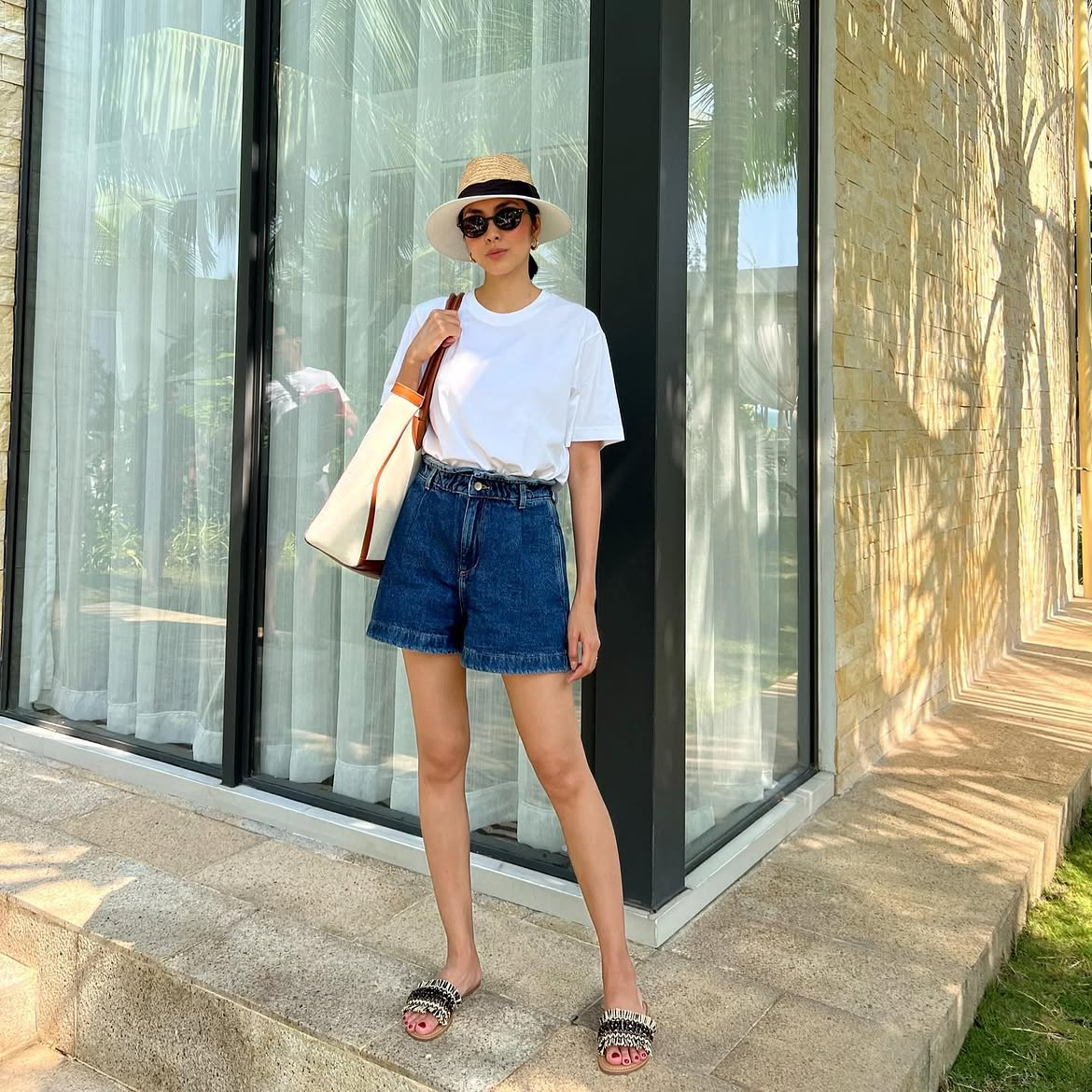 Hà Tăng gợi ý thêm cho chị em một cách phối áo phông vừa đơn giản vừa thời thượng với quần short jeans. Nếu quần jeans dài mang đến vẻ thanh lịch, năng động thì thiết kế short lại tạo cảm giác thoải mái, phóng khoáng hơn. Combo này đặc biệt phù hợp cho những buổi đi chơi, nhất là các chuyến du lịch biển. Chỉ cần kết hợp thêm những phụ kiện như mũ cói, túi cói là đã có ngay một outfit vừa trẻ trung vừa đẹp chuẩn chỉnh.