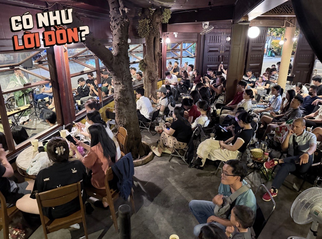 Không mở được nhạc bản quyền nên quán cà phê ở TP.HCM mời hẳn đàn tranh sáo trúc đến biểu diễn, ly nước 95.000 đồng kín chỗ hằng đêm