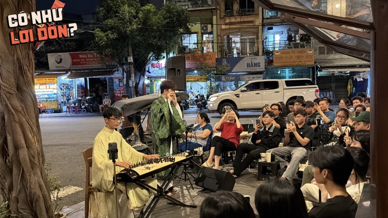Không mở được nhạc bản quyền nên quán cà phê ở TP.HCM mời hẳn đàn tranh sáo trúc đến biểu diễn, ly nước 95.000 đồng kín chỗ hằng đêm