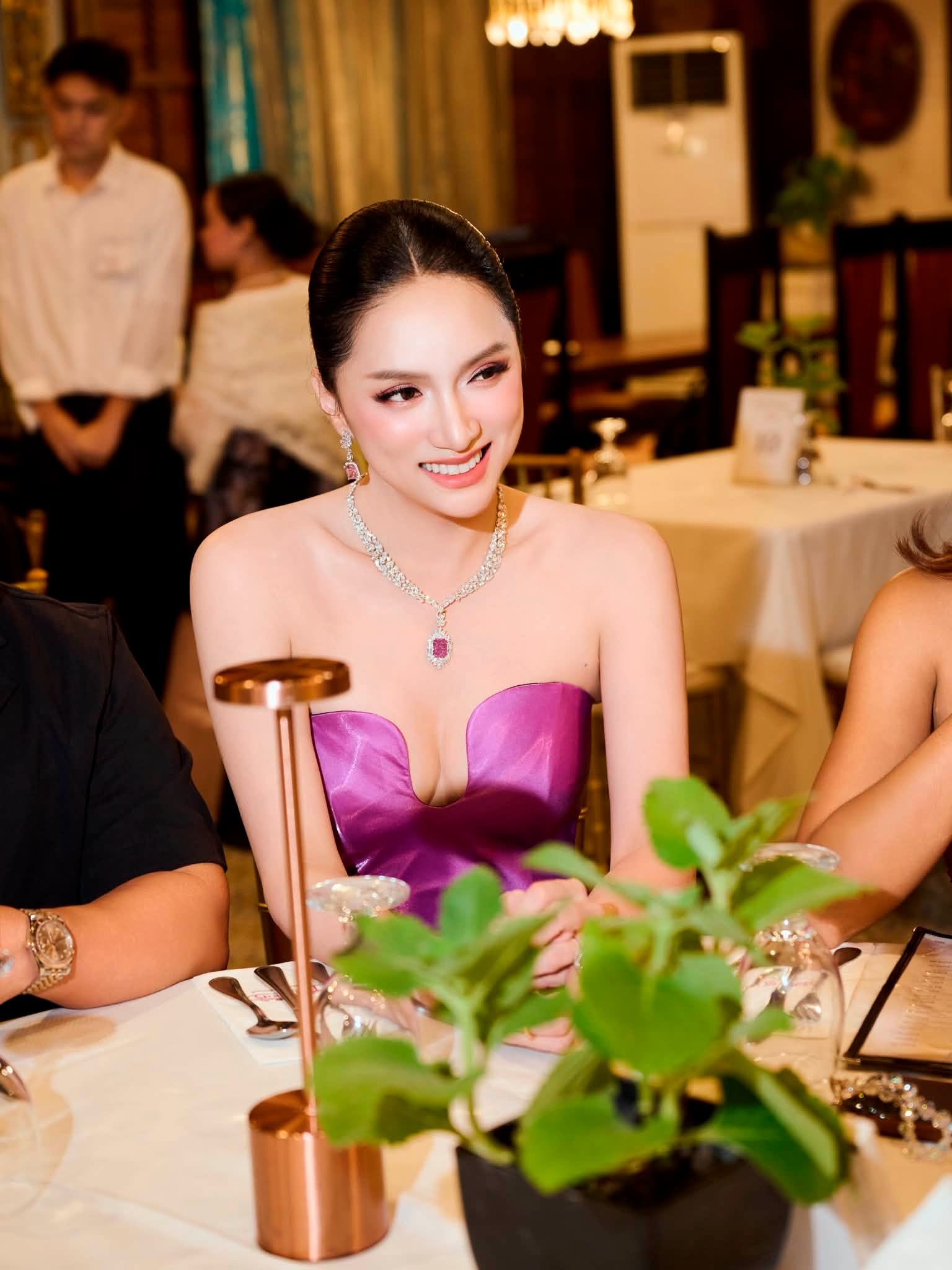 Hương Giang visual phát sáng, tất bật chạy show trong nước đến quốc tế