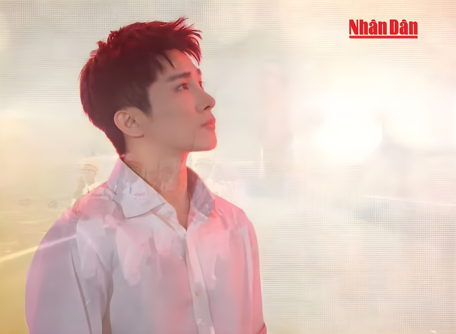 Trong khoảnh khắc Chào cờ, hát Tiến Quân Ca, camera đã bắt trọn gương mặt điển trai của Sơn.K