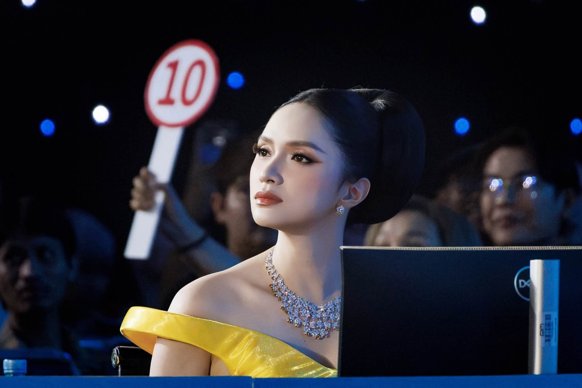 Hương Giang visual phát sáng, tất bật chạy show trong nước đến quốc tế