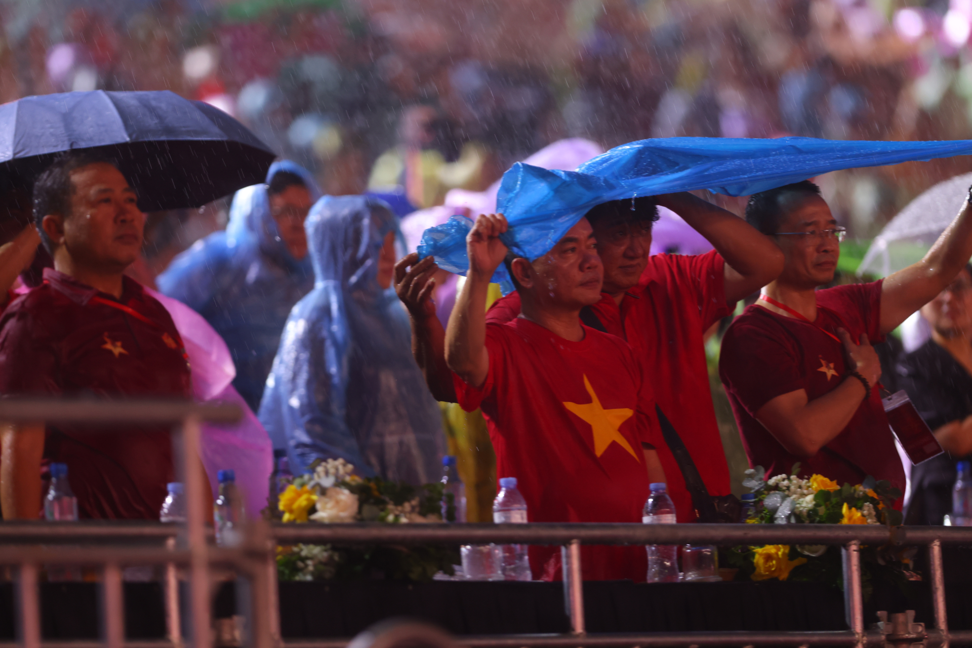 Cách dàn sao đa thế hệ kể câu chuyện Việt Nam, Tổ Quốc Trong Tim xứng danh concert quốc gia!