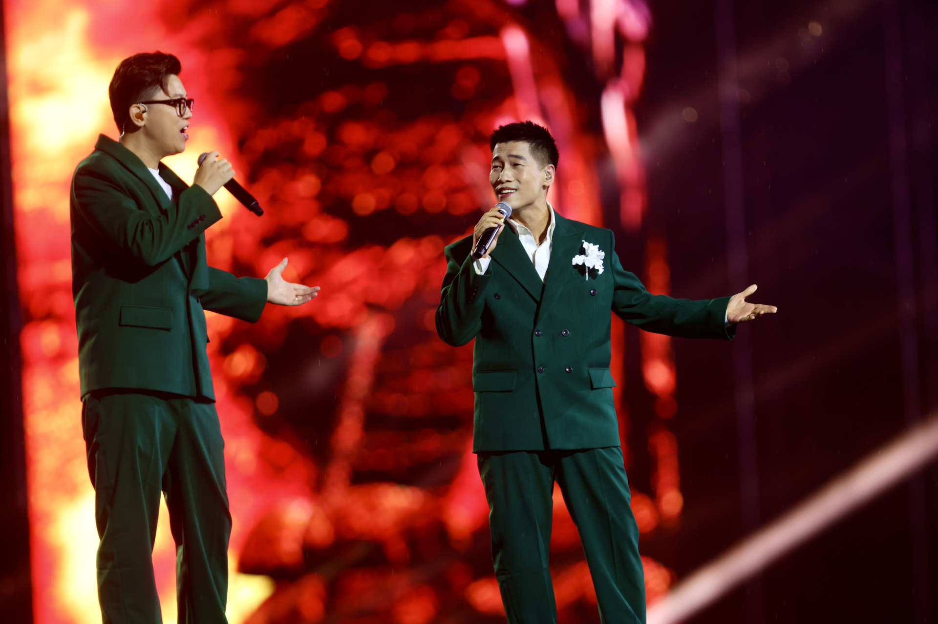 Cách dàn sao đa thế hệ kể câu chuyện Việt Nam, Tổ Quốc Trong Tim xứng danh concert quốc gia!
