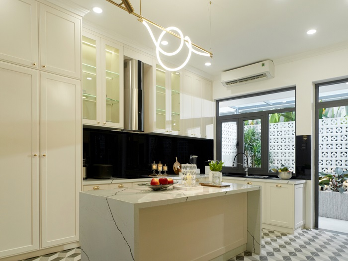 Ngôi nhà của Diệp Lâm Anh - nơi “hồng hài nhi” kém 11 tuổi phủ kín 6.836 đóa hoa hồng, đẹp hơn cả cổ tích