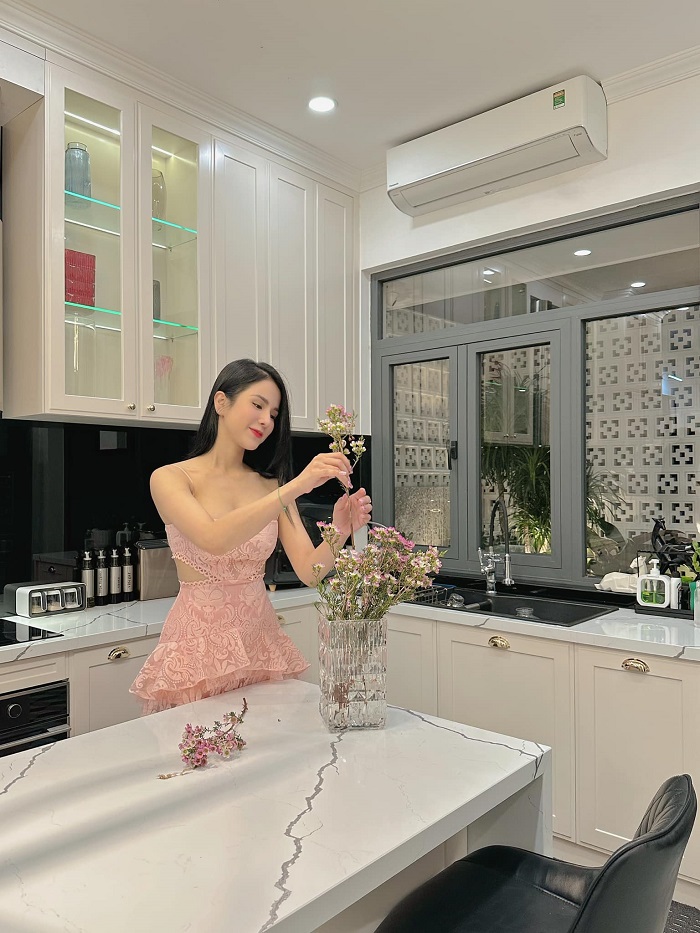 Ngôi nhà của Diệp Lâm Anh - nơi “hồng hài nhi” kém 11 tuổi phủ kín 6.836 đóa hoa hồng, đẹp hơn cả cổ tích