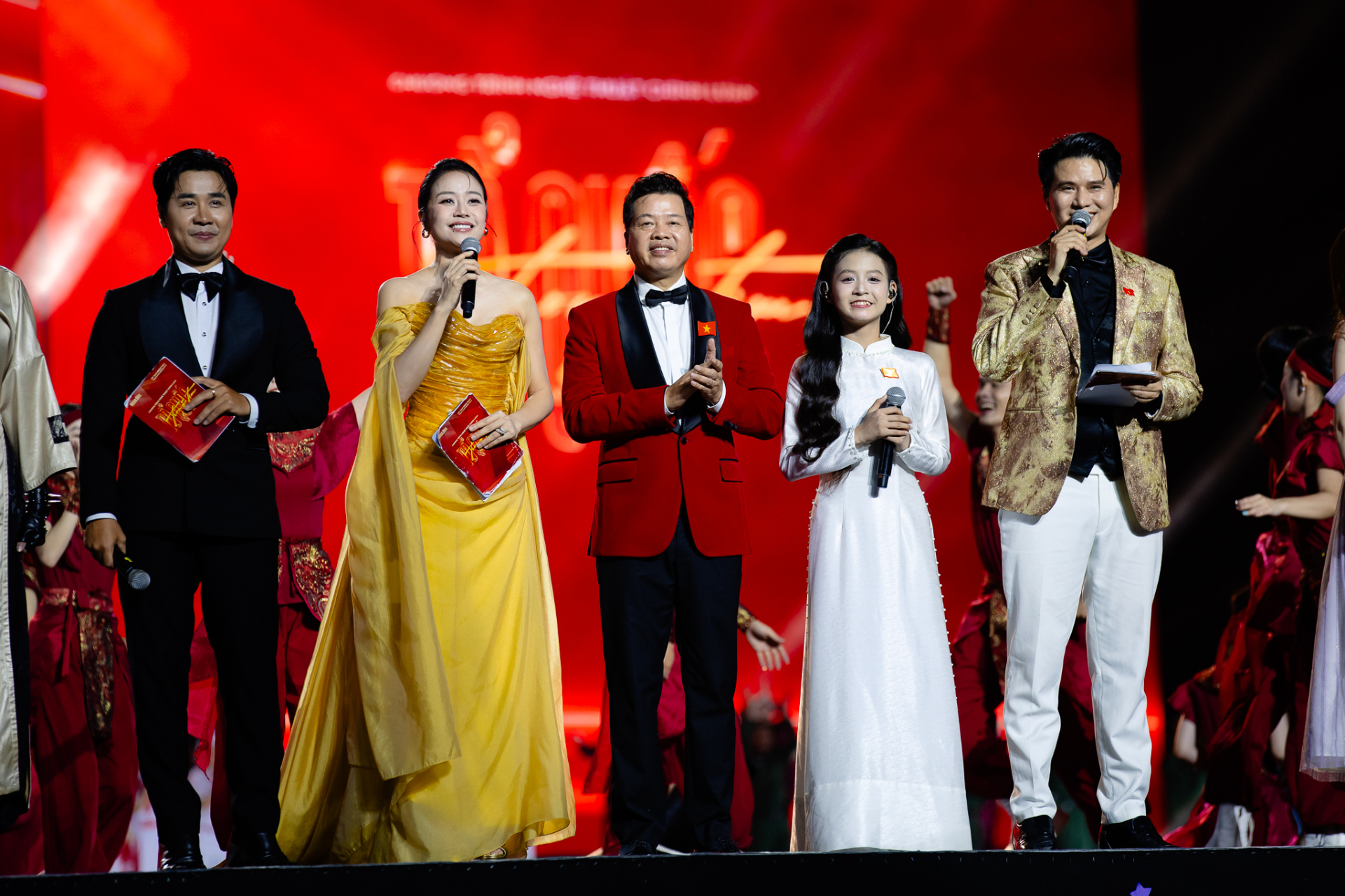 Concert khép lại trong màn hòa giọng giàu cảm xúc của hàng nghìn khán giả và nghệ sĩ