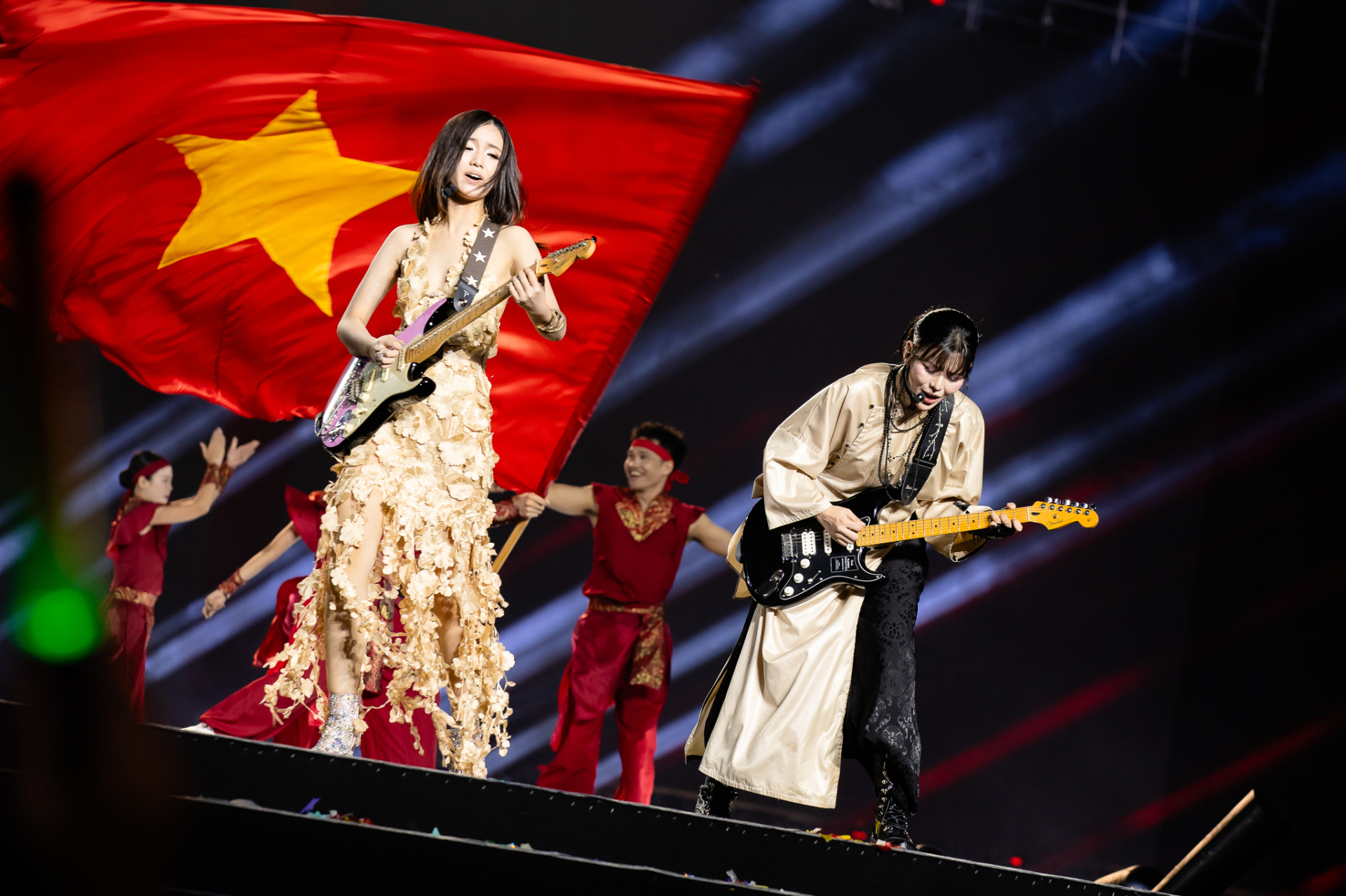 Cách dàn sao đa thế hệ kể câu chuyện Việt Nam, Tổ Quốc Trong Tim xứng danh concert quốc gia!