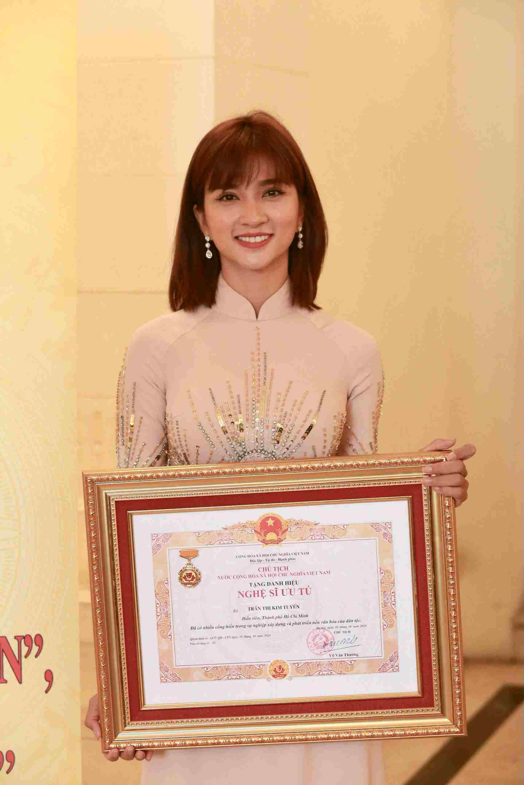 Việt Nam hiếm ai mới học cấp 2 đã đẹp điên đảo như cô gái này: Visual minh tinh trời sinh, đè bẹp cả showbiz