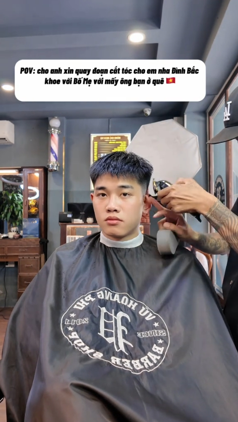 Gương mặt tập trung của Đình Bắc khi đi cắt tóc