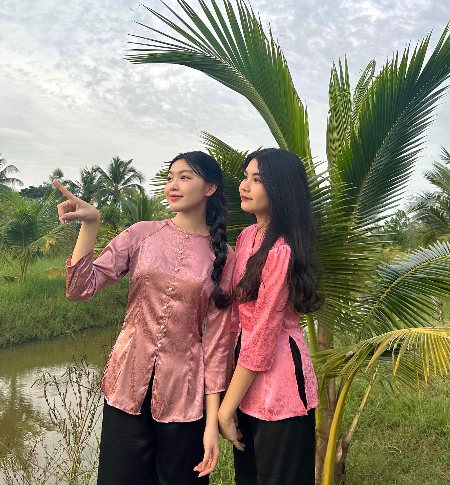 Hạt Dẻ và chị gái thỉnh thoảng về quê nội ở Đồng Tháp chơi. Ảnh: FBNV. 