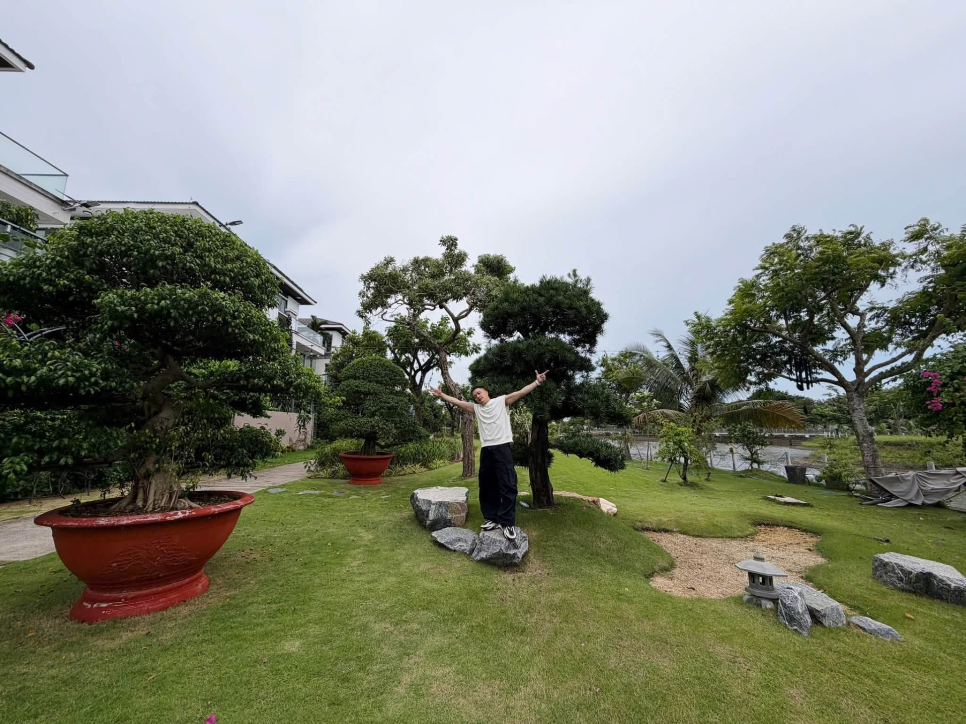 Cao Thái Sơn check-in trong không gian sân vườn đầy tâm huyết