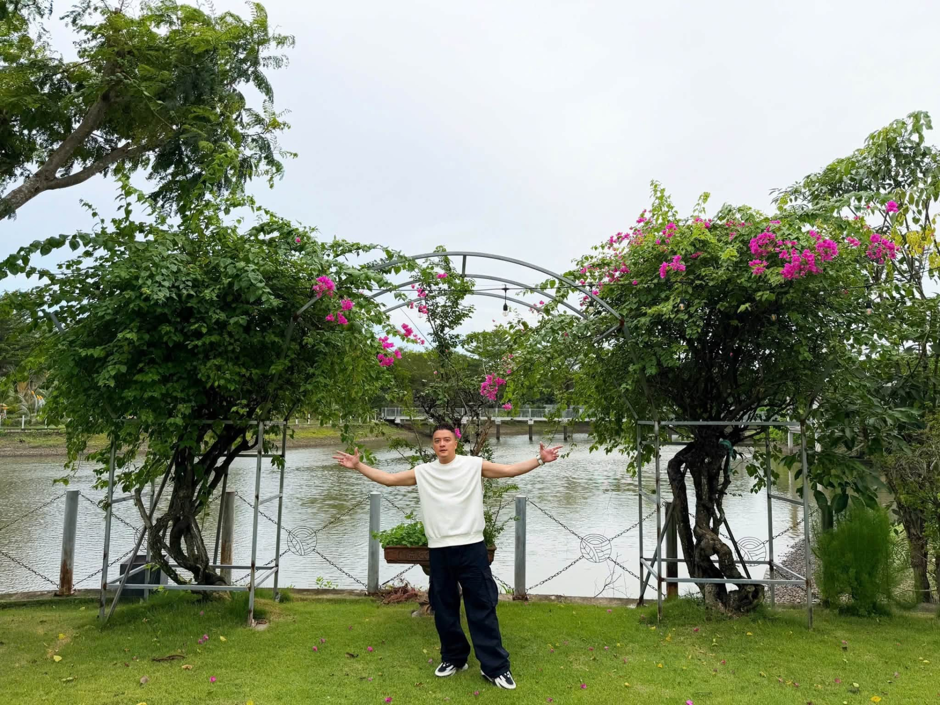 Cao Thái Sơn đăng tải bộ ảnh mới, cập nhật không gian sống triệu đô sau khi hoàn thiện khu vực sân vườn