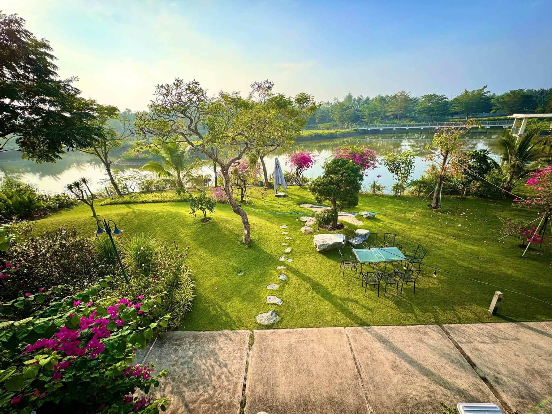 Một trong những điểm đắt giá nhất trong cơ ngơi chính là view nhìn ra sông cực đẹp và thoáng đãng