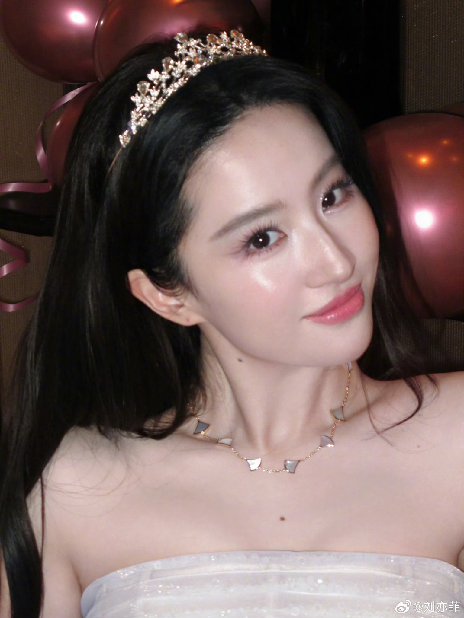 Lưu Diệc Phi đón sinh nhật tuổi 39, visual