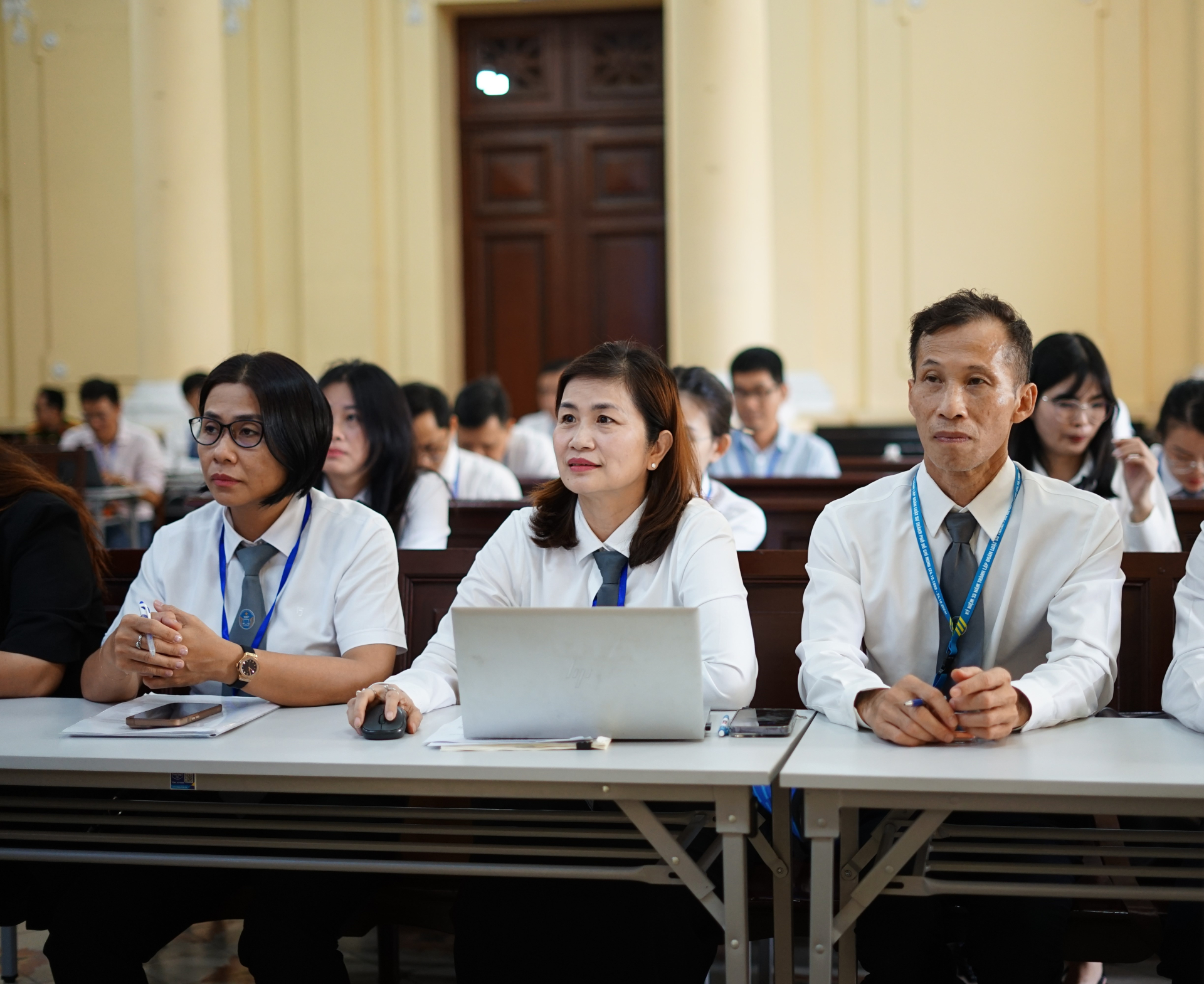 Luật sự có mặt tại phiên tòa, tham gia bào chữa cho các bị cáo trong vụ án
