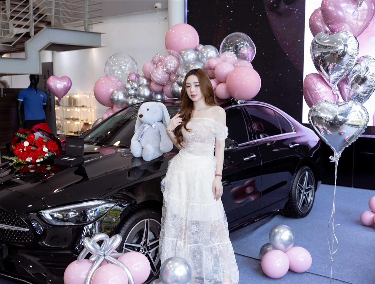 Quỳnh Kool 30 tuổi tự mua Mercedes, sống như công chúa trong căn nhà đẹp như cổ tích