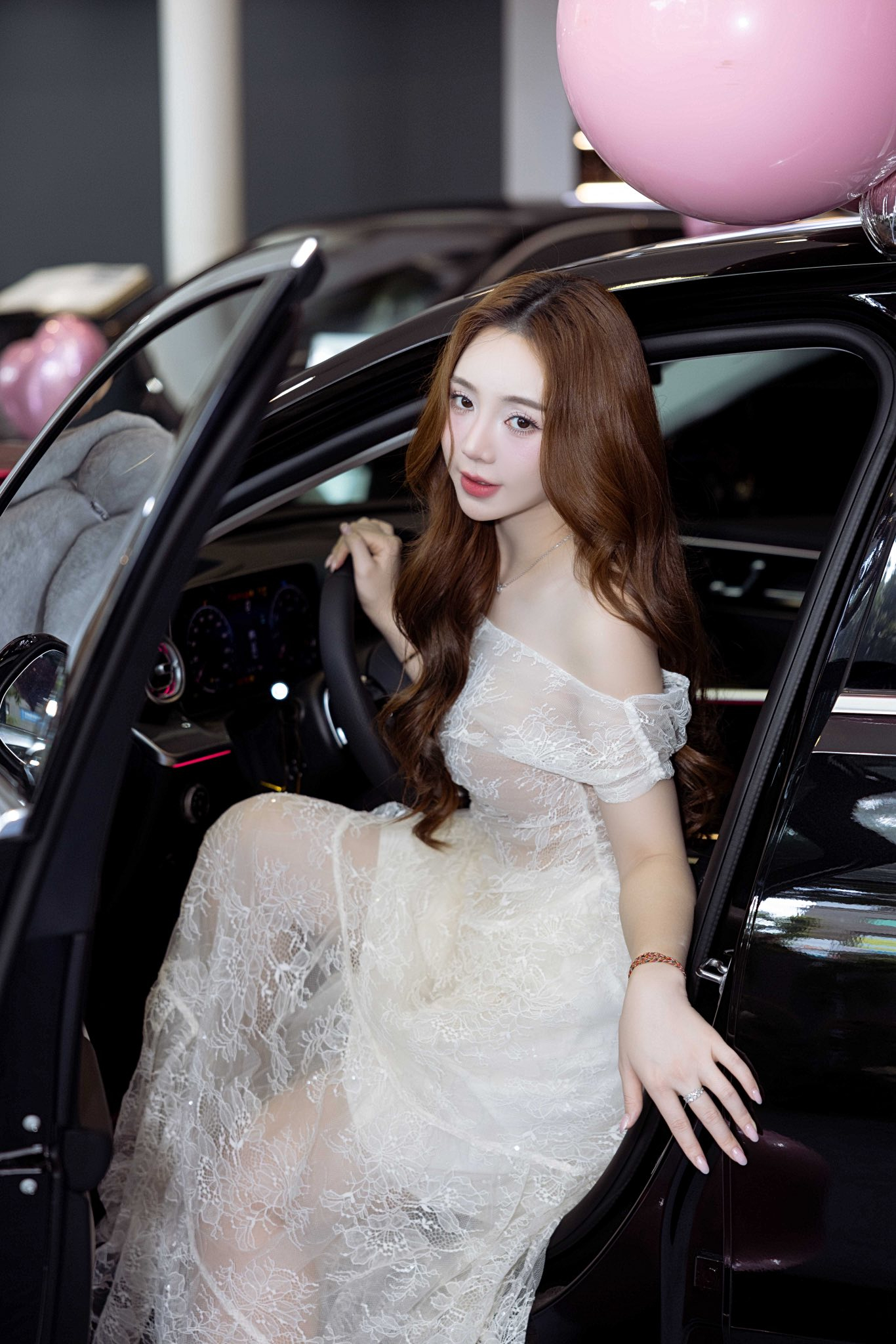 Quỳnh Kool 30 tuổi tự mua Mercedes, sống như công chúa trong căn nhà đẹp như cổ tích