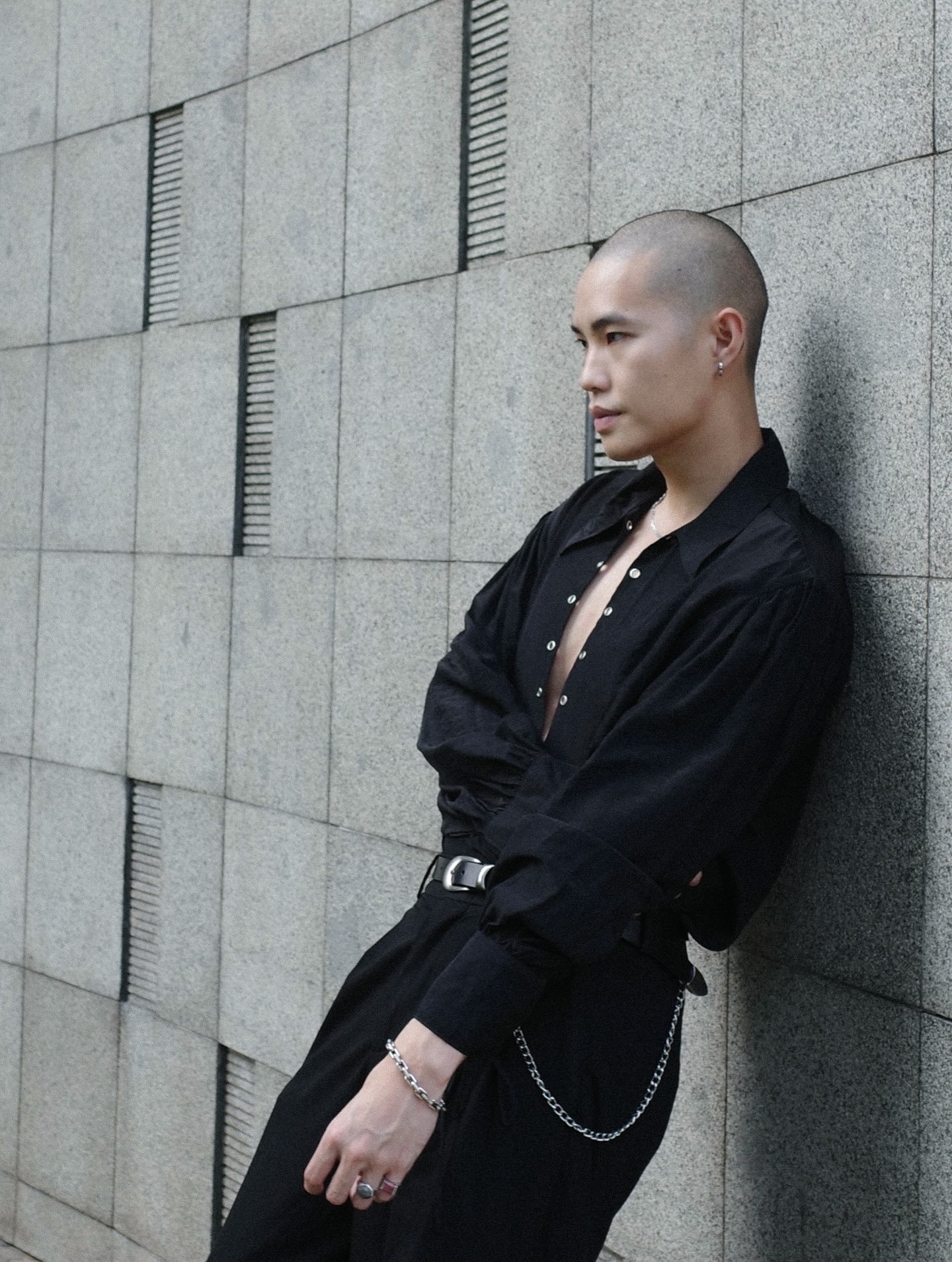Ánh mắt của Huy Trần khi nhìn Ngô Thanh Vân và Johnny Trí Nguyễn ôm nhau đang gây xôn xao