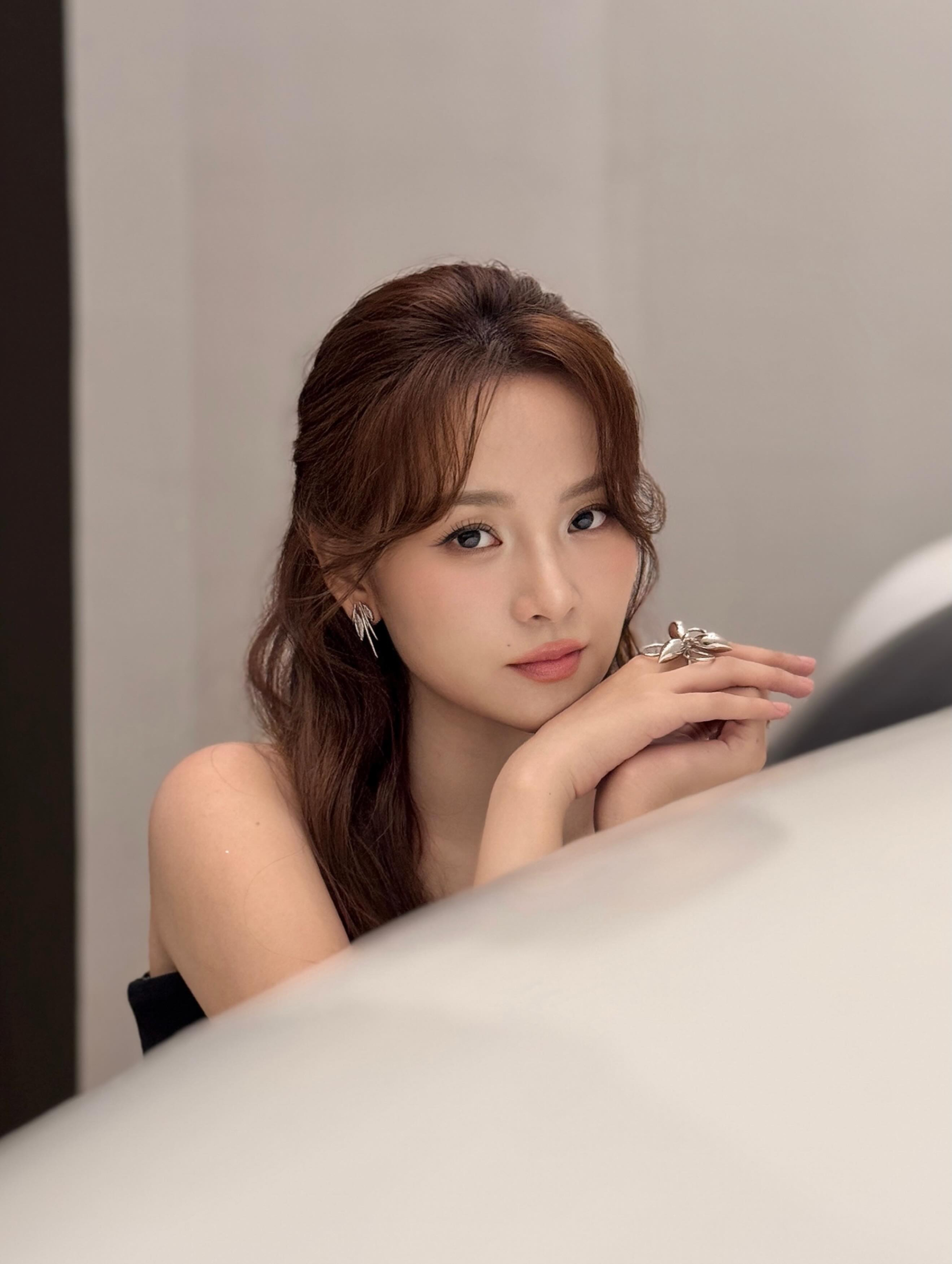 Công chúa Vbiz cứ để tóc thẳng, son đỏ là thần: Visual sắc lẹm kiêu sa, thua Baifern Pimchanok mỗi cái tuổi