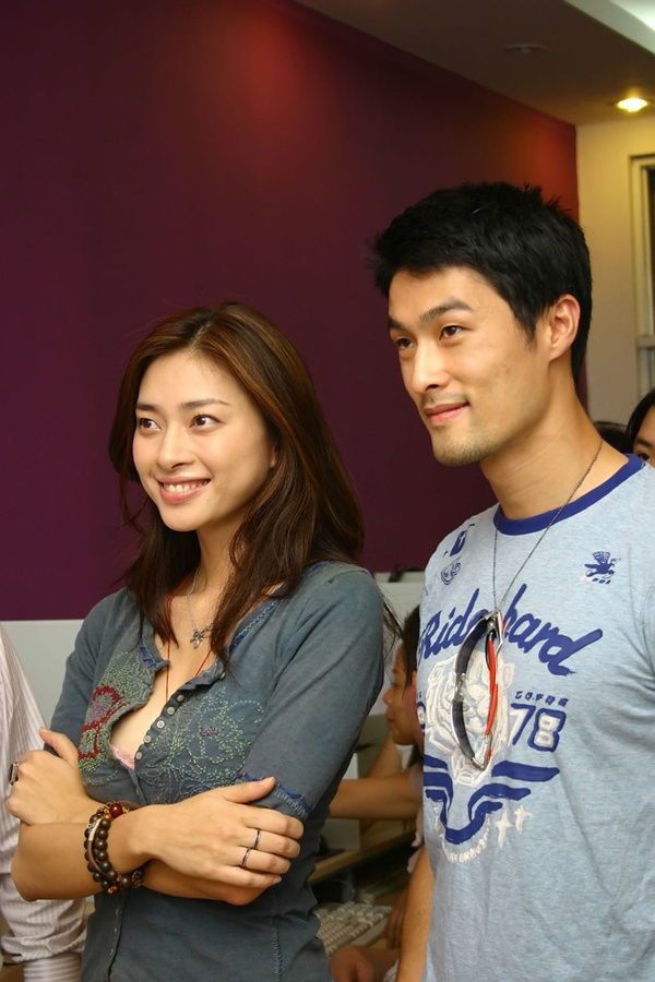 Ánh mắt của Huy Trần khi nhìn Ngô Thanh Vân và Johnny Trí Nguyễn ôm nhau đang gây xôn xao
