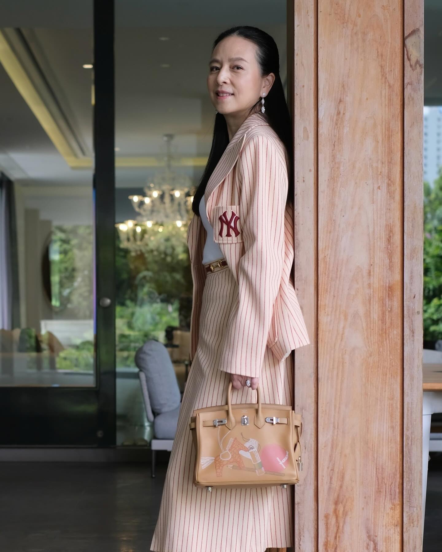 Trượt cup rồi, nữ tỷ phú bóng đá lại về bán Hermès cho cả Thái Lan thôi!