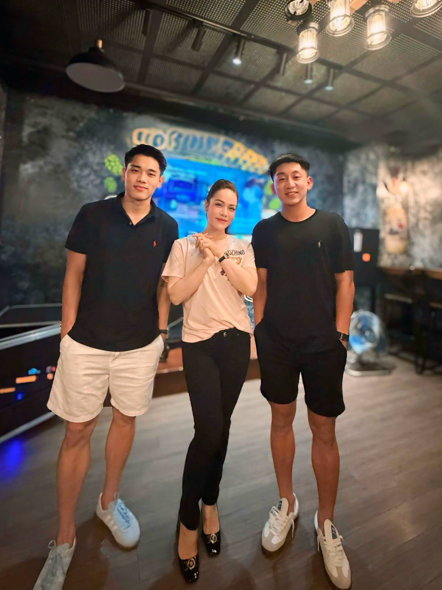 2 cầu thủ chụp ảnh chung với Nhật Kim Anh