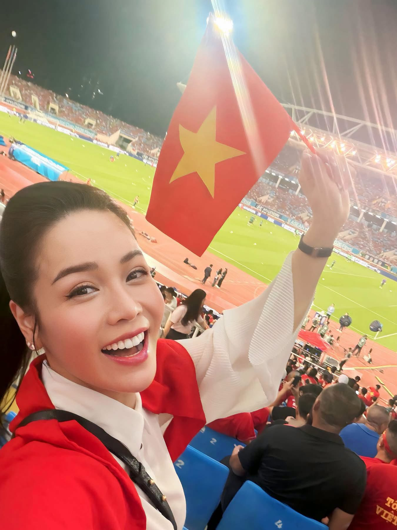 Nhật Kim Anh có mặt trên SVĐ Mỹ Đình để cổ vũ tuyển Việt Nam