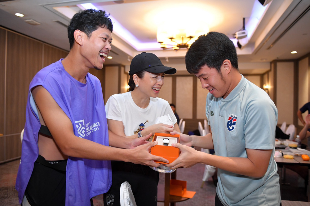 Trượt cup rồi, nữ tỷ phú bóng đá lại về bán Hermès cho cả Thái Lan thôi!