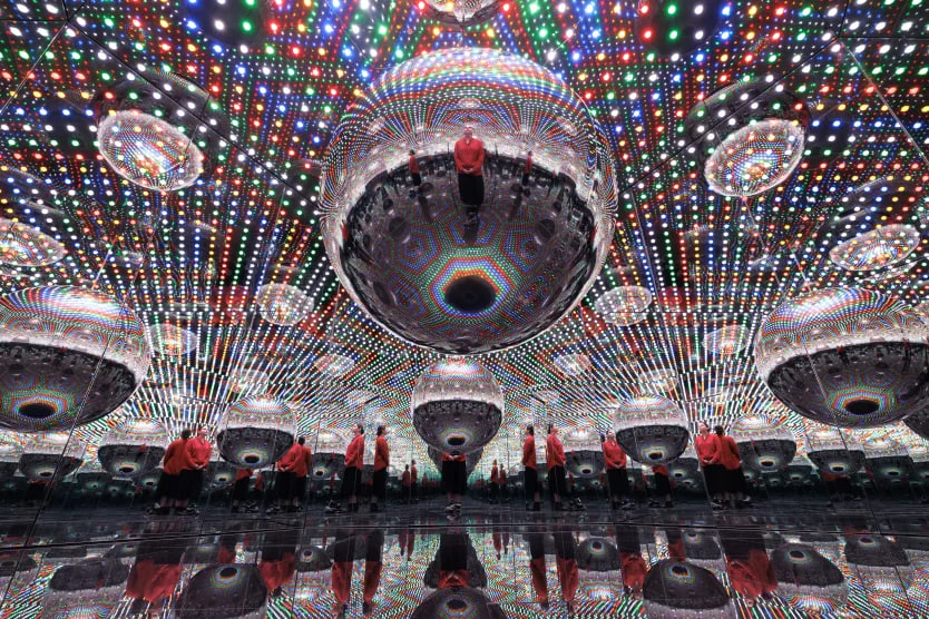 Kusama đặc biệt được biết đến với loạt “Infinity Mirror Rooms”, chẳng hạn như tác phẩm từng được trưng bày tại Victoria Miro Gallery.