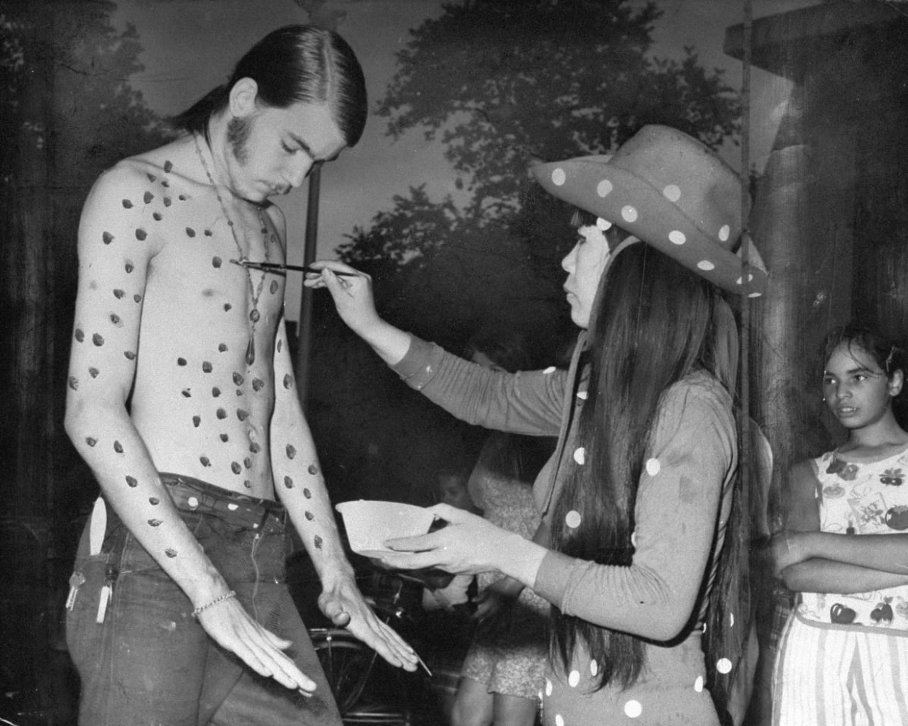 Yayoi Kusama từng vẽ lên cơ thể Kent Feathergill vào năm 1967 trong một trong những “happenings” của bà.