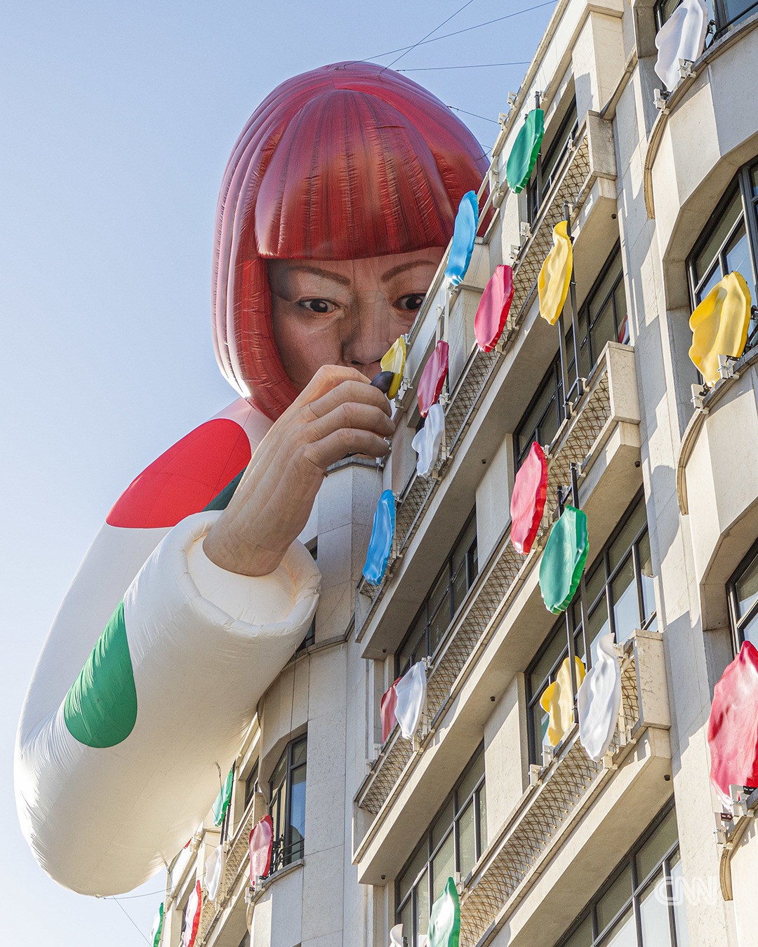 Năm 2023, một phiên bản Yayoi Kusama khổng lồ “thò ra” từ tòa nhà Louis Vuitton ở Paris.