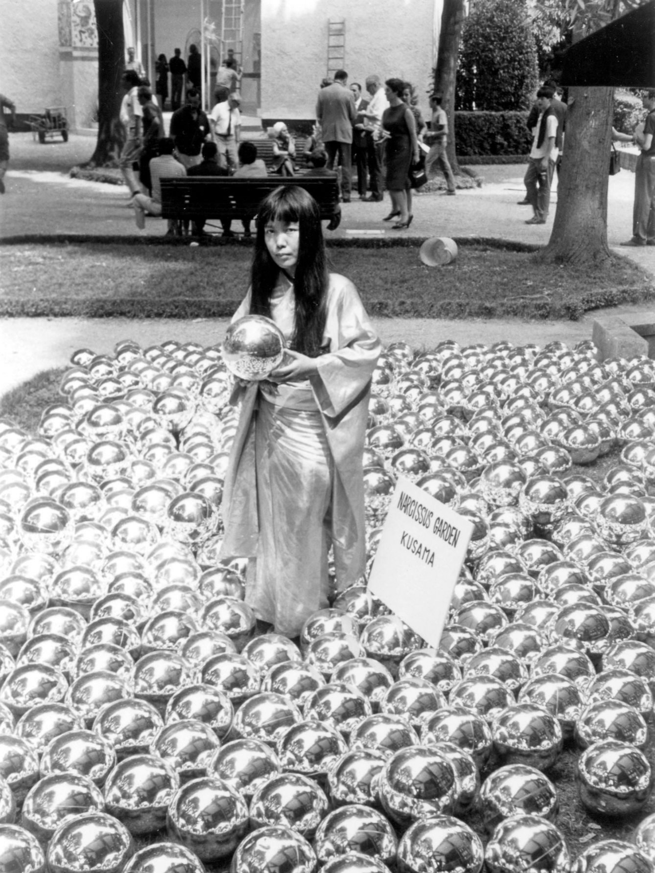 Yayoi Kusama: Nghệ sĩ có tác phẩm bán chạy nhất thế giới qua đời