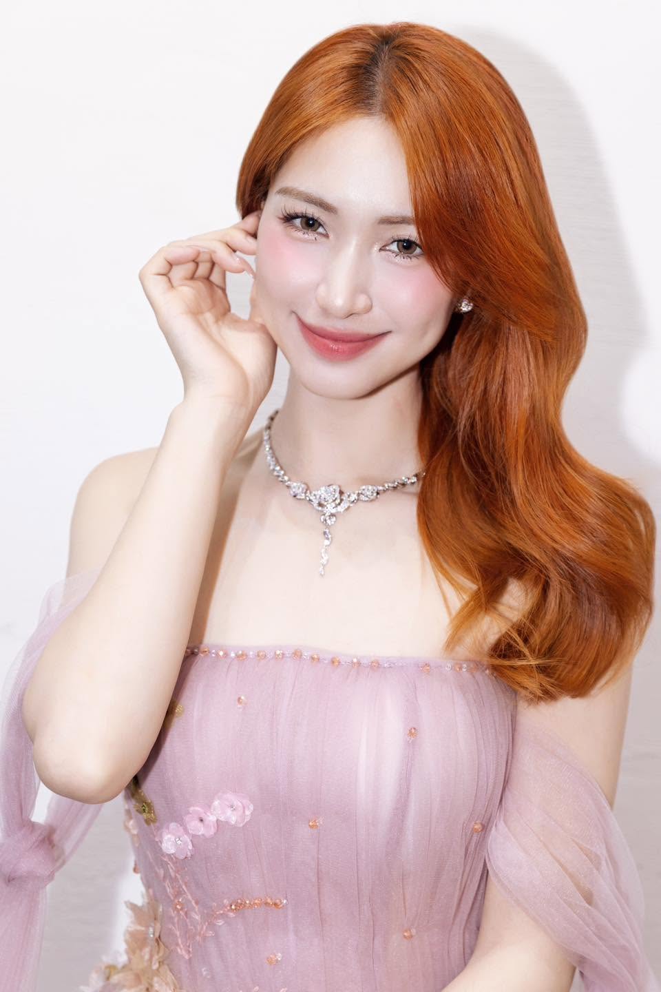Hòa Minzy sinh năm 1995 tại Bắc Ninh. Cô được biết đến rộng rãi sau khi giành ngôi Quán quân Học viện Ngôi sao năm 2014. Ảnh: FBNV