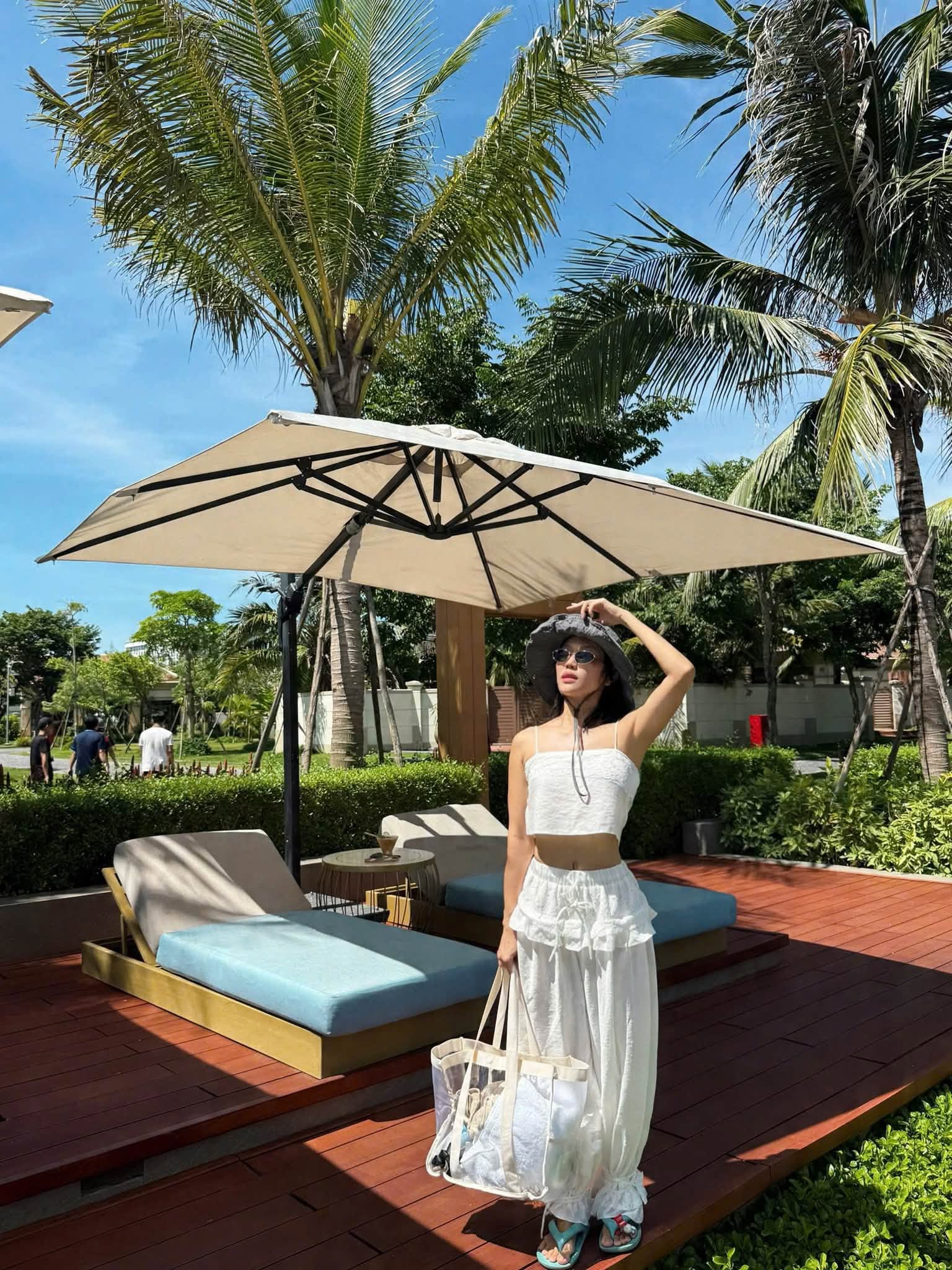Mỹ nhân showbiz cưới “hồng hài nhi” cao 1m80: 35 tuổi ngày càng phơi phới, gu ăn mặc đẹp khỏi bàn