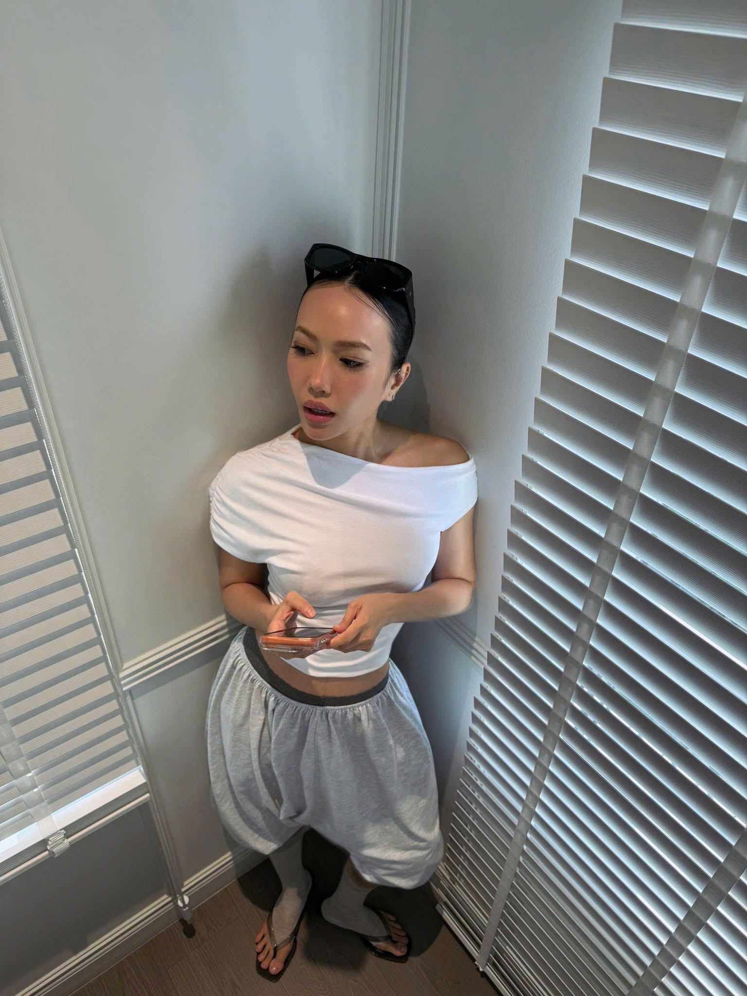 Mỹ nhân showbiz cưới “hồng hài nhi” cao 1m80: 35 tuổi ngày càng phơi phới, gu ăn mặc đẹp khỏi bàn