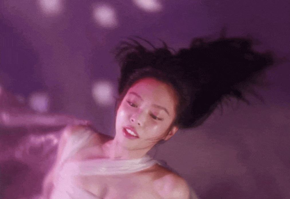 Jennie mang đến một khía cạnh khác khi bộc lộ sự mong manh, khao khát được yêu thương và nỗi sợ bị bỏ lại phía sau